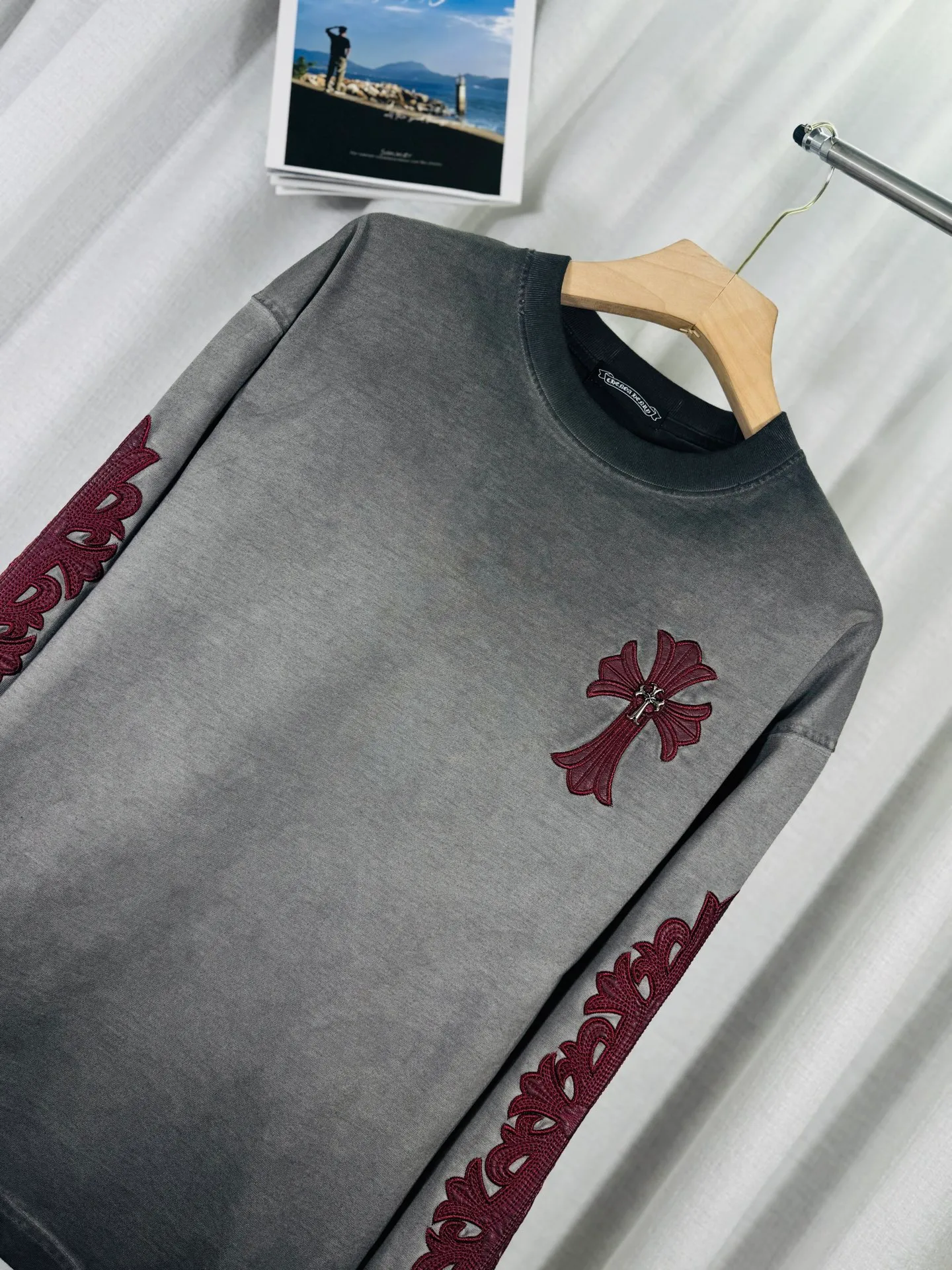P260 ch high version Chrome Hearts 2025 new autumn and winter cross patch washed spray horse slip leather long-sleeved T-shirt, fabric: 26 double yarns, 320 grams weight, Angora red thread weaving, heavy wash water ➕ fried color + spray horse slip printing process: patch embroidery, secondary color spray horse slip process Color: charcoal gray Size: S M L XL Style number: 5176